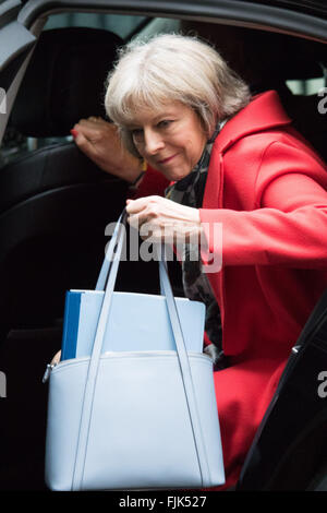 Le 2 mars 2016. Ministre de l'intérieur Theresa peut arrive à la la réunion hebdomadaire du cabinet au 10 Downing Street, Londres. Banque D'Images