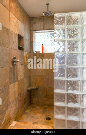 Salle de bains spa espace douche avec carreaux en ardoise et murs en blocs de verre contemporain dans un intérieur haut de gamme Banque D'Images