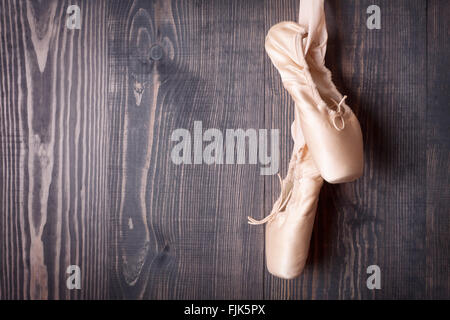 Chaussures de ballet rose sur un fond de bois Banque D'Images