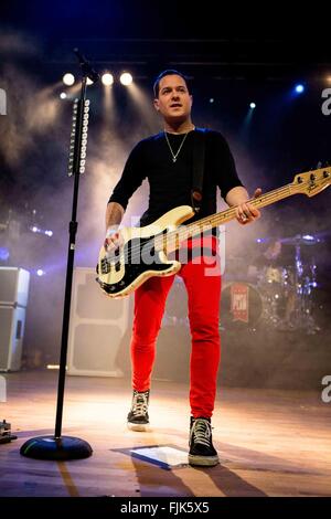 Milan, Italie. 2 mars, 2016. David Desrosiers du groupe de rock canadien-français effectue Simple Plan dans leur concert à Alcatraz. Credit : PACIFIC PRESS/Alamy Live News Banque D'Images