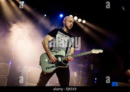 Milan, Italie. 2 mars, 2016. Jeff Stinco du groupe de rock canadien-français effectue Simple Plan dans leur concert à Alcatraz. Credit : PACIFIC PRESS/Alamy Live News Banque D'Images