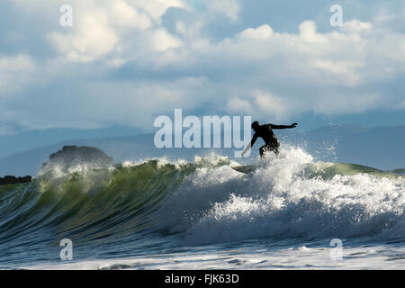 Surfer à Sombrio Beach - parc provincial Juan de Fuca, l'île de Vancouver, Colombie-Britannique, Canada Banque D'Images