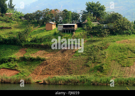 Une petite ferme située sur le lac de Bunyoni en Ouganda. Banque D'Images