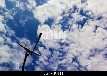 Une photo d'une antenne satellite sur fond de ciel bleu Banque D'Images