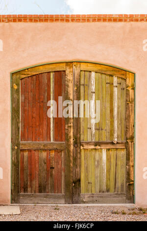 Ancienne en bois rustique, de couleur portes doubles dans adobe mur. Barrio Viejo, Tucson, Arizona, United States. Détails de l'architecture unique sud-ouest américain. Banque D'Images
