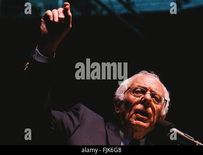 East Lansing, Michigan, USA. 2e Mar, 2016. Le sénateur Bernie Sanders parle pendant une campagne présidentielle rassemblement à l'Breslin Center à East Lansing au Michigan. Mars, 2, 2016. Credit : Seth Herald/ZUMA/Alamy Fil Live News Banque D'Images