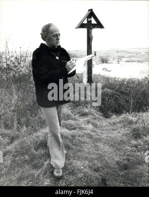 1977 - Maître de la musique de Queen's Jubilee compose hymne dans West Country Friary : Malcolm Williamson, 44 ans, maître à la reine d'Australie's Musick, retiré dans le calme d'un monastère près de Sherbowne Francisian dans le Dorset pour composer un hymne en l'honneur du jubilé d'argent. Malcolm est le premier à avoir l'Australie livre &100;un an poste honorifique, anciennement détenu par Sir Arthur Bliss pour 22 ans. Afin d'assurer sa réclusion complète, il a même eu le téléphone coupé dans la pièce où il est vivant, seulement meublée d'un lit, une table et quelques chaises. (Crédit Image : © Keystone Pic Banque D'Images