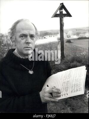 1977 - Maître de la musique de Queen's Jubilee compose hymne dans pays de l'Ouest. Malcolm Williamson. 44 ans à la Reine Maître australien's Musick, retraité à la paix d'un couvent franciscain près de elle la charge dans le Dorset pour composer un hymne en l'honneur du jubilé d'argent. Malcolm est le premier à avoir l'Australie livre &100;un poste honorifique de l'année, autrefois tenu par sir Athur iss pendant 22 ans. Afin d'assurer sa réclusion complète, il a même eu le téléphone coupé dans la pièce où il est vivant, seulement meublée d'un lit, une table et quelques chaises. (Crédit Image : © Keystone Pic Banque D'Images