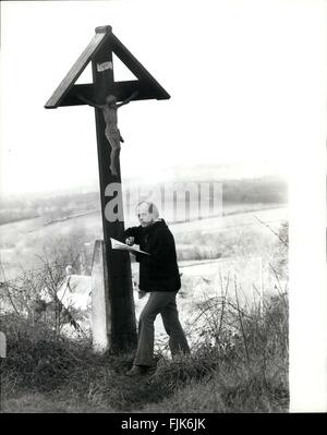 1977 - Maître de la musique de Queen's Jubilee compose hymne dans West Country Friary : Malcolm Williamson, 44 ans, maître à la reine d'Australie's Musick, retiré dans le calme d'un monastère près de Sherbowne Francisian dans le Dorset pour composer un hymne en l'honneur du jubilé d'argent. Malcolm est le premier à avoir l'Australie livre &100;un an poste honorifique, anciennement détenu par Sir Arthur Bliss pour 22 ans. Afin d'assurer sa réclusion complète, il a même eu le téléphone coupé dans la pièce où il est vivant, seulement meublée d'un lit, une table et quelques chaises. (Crédit Image : © Keystone Pic Banque D'Images