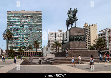 Plaza indepedencia avec la statue de Jose Artigas à Montevideo, Uruguay. Banque D'Images