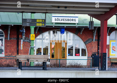 Solvesborg, Suède - Février 27, 2016 : l'entrée de la gare de Solvesborg comme vu de l'ensemble du chemin de fer. Platf vide Banque D'Images