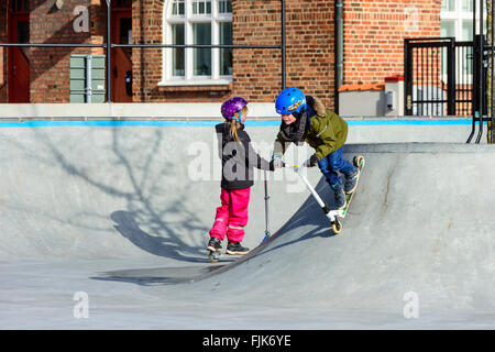 Solvesborg, Suède - 27 Février 2016 : Enfants jouant et s'amusant avec des scooters à l'skatepark dans le centre de Solvesborg. Re Banque D'Images