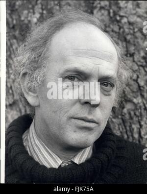 1977 - Master Of The Queen's Musick compose l'hymne du Jubilé dans les pays de l'ouest du couvent : Malcolm Williamson, 44 ans, maître à la reine d'Australie' Musick, retraité à la paix d'un Francician Friary près de Dorset Sspsm pour composer un hymne en l'honneur de la reine Malcolm est le premier à avoir l'Australie livre &100;un an après, anciennement détenu par Sir Arthur Bliss pour 22 ans. Afin d'assurer sa réclusion complète, il a même eu la télé dans la pièce où il vit, seulement meublé avec une table et quelques chaises. © Keystone Photos USA/ZUMAPRESS.com/Alamy Live News Banque D'Images