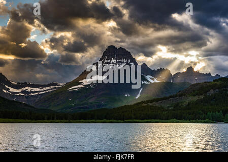 Coucher du soleil sur le lac Swiftcurrent colorés dans le Glacier National Park, Montana Banque D'Images