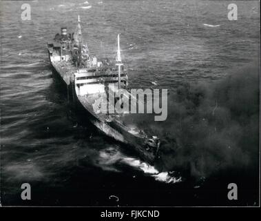 1973 - La Marine enregistre soixante quatre pétroliers Ultra à partir de : 22 000 tonnes dirigée par le porte-avions HMS Rempart la Royal Navy pendant le week-end a participé au sauvetage des survivants de 64 deux navires-citernes 10 715 tonnes de plomb le français Ferdinand Gilabert et les 20 551 tonnes Melika libérien après qu'ils étaient entrés en collision au large de la côte d'Oman, au sud de la région du golfe Persique. Photo montre une photo aérienne du pétrolier français gravure Fernand Gilabert prises par un avion Skyraider du HMS rempart sur Septembre 13th. Elle est en train d'être remorqué à Karachi par la frégate Loch Killisport. © Keystone Photos USA/ZUMAPRESS.com/Alamy Live News Banque D'Images