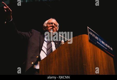 East Lansing, Michigan, USA. 2e Mar, 2016. Le sénateur Bernie Sanders parle pendant une campagne présidentielle rassemblement à l'Breslin Center à East Lansing au Michigan. Credit : Seth Herald/ZUMA/Alamy Fil Live News Banque D'Images