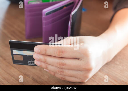 CHIANG RAI, THAÏLANDE - 3 mars, 2016 : Woman's hand holding carte visa, stock photo Banque D'Images