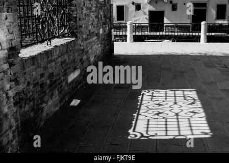 Pont sur la rivière Drava avec une fontaine Banque D'Images
