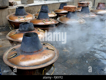 La préparation de ce que l'on appelle Mongolian Hot Pot à une rue de Beijing, Chine Banque D'Images