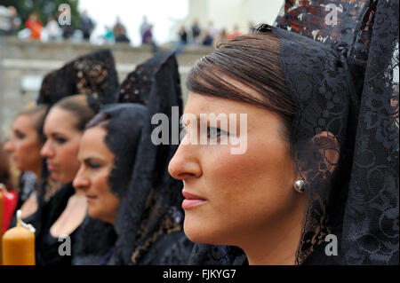 Quatre femmes portant un style espagnol "antilla" c'est un foulard religieux traditionnel dans la Semana Santa proces Banque D'Images