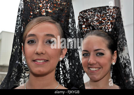 Deux femmes portant un style espagnol "antilla" c'est un foulard religieux traditionnel dans la semaine sainte Banque D'Images