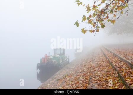Scène de rivière brumeuse. Bateau amarré sur la rivière Trent en automne brouillard, West Bridgford, Lancashire, England, UK Banque D'Images