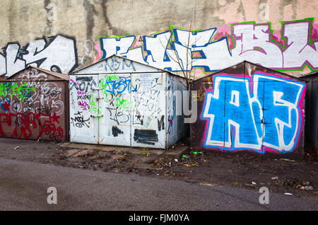 Saint-pétersbourg, Russie - le 23 décembre 2015 : Ancien garage avec graffiti grunge chaotique. Vasilievsky island Banque D'Images