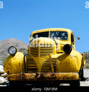 Un véhicule abandonné jaune style Bonnie and Clyde.contre un ciel bleu clair Banque D'Images