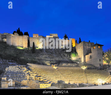 L'ancien théâtre romain de Malaga, en Espagne, par nuit Banque D'Images