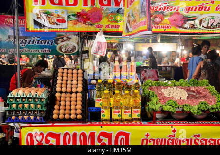 Matériel pour cuisiner la soupe aux nouilles Thai Style (porc ou boeuf) Moules frites croustillantes avec des œufs et de la farine pour la vente au marché intérieur juste sur Februa Banque D'Images