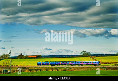 Transpennine Train sur la ligne à Leeds Colton Junction au sud de York Banque D'Images