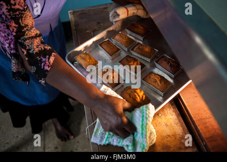 La cuisson des gâteaux, une femme Tanzanie Banque D'Images