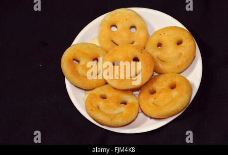 Snack-faite avec des pommes de terre - pomme de terre frite comme forme sourire ; un snack indien populaire. Banque D'Images