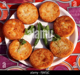 Aloo Tikki ou galettes de pommes de terre frites Banque D'Images