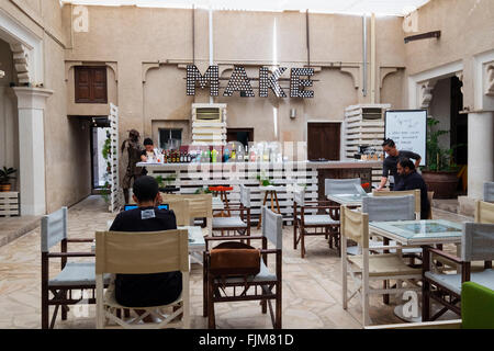 Cafe cour intérieure à l'Alserkal Cultural Foundation gallery de Bastakiya vieux quartier de Dubaï Émirats Arabes Unis Banque D'Images