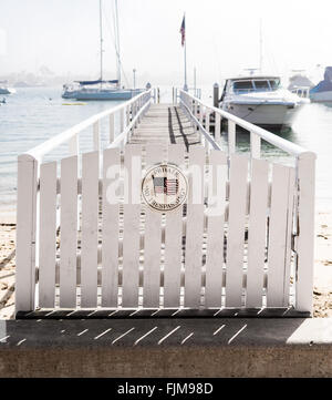 Clôture blanche porte avec 'entrée interdite' Banque D'Images