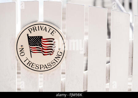 Clôture blanche porte avec 'entrée interdite' Banque D'Images