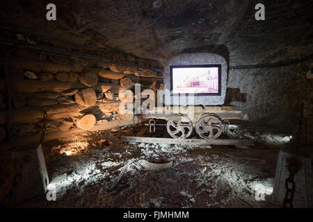 L'Europe, Pologne, de niche avec de vieux wagon dans la mine de sel de Wieliczka, Site du patrimoine mondial de l'UNESCO Banque D'Images