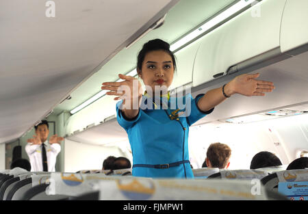 La sécurité aérienne Yadanarpon bref Myanmar steward de l'air explique les procédures de sécurité des passagers à bord d'un avion commercial Banque D'Images