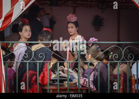 Séville, Espagne - 28 Avril 2015 : les jeunes femmes portant robe flamenco traditionnel à la foire d'avril Séville . Banque D'Images
