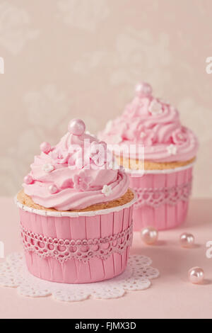 Cupcakes rose sur un fond beige Banque D'Images