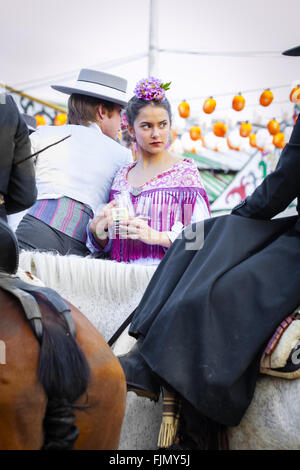 Séville, Espagne - 28 Avril 2015 : Couple en costume traditionnel à cheval au la foire d'Avril de Séville. Banque D'Images