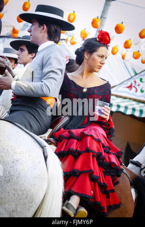 Séville, Espagne - 28 Avril 2015 : Couple en costume traditionnel à cheval au la foire d'Avril de Séville. Banque D'Images