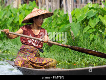 Femme dans un canot en bois, 'Le Lac Inle, Myanmar, en Asie" Banque D'Images