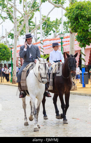 Séville, Espagne - 29 Avril 2015 : les cavaliers de prendre une marche par la foire de Séville. Banque D'Images