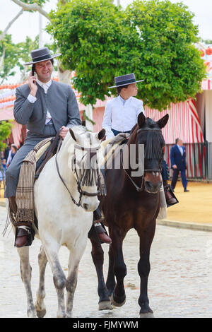 Séville, Espagne - 29 Avril 2015 : les cavaliers de prendre une marche par la foire de Séville. Banque D'Images