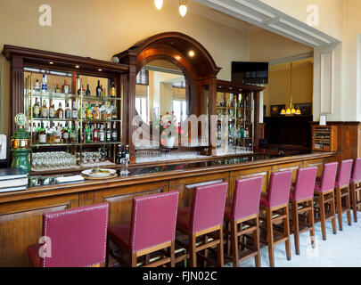 Le principal bar à cocktails de l'hôtel Strand un hôtel qui était très populaire à l'époque coloniale Yangon, Myanmar (ex-Rangoon) Banque D'Images