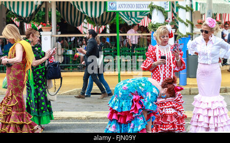 Séville, Espagne - 29 Avril 2015 : distrait femmes portant robe flamenco traditionnel à la foire d'Avril de Séville. Banque D'Images