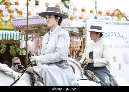 Séville, Espagne - 29 Avril 2015 : Joli amazones portant l'uniforme traditionnel Andalou à la foire d'Avril de Séville. Banque D'Images