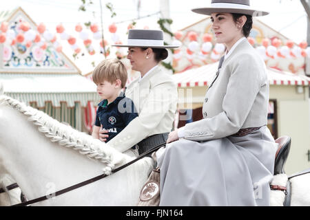 Séville, Espagne - 29 Avril 2015 : Joli amazones portant l'uniforme traditionnel Andalou à la foire d'Avril de Séville. Banque D'Images